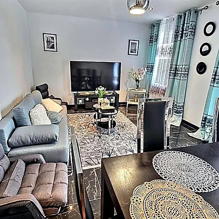 Semesterbostad Full Modern House - Beautiful Garden - Private Parking Space - Paris & Disneyland Montfermeil