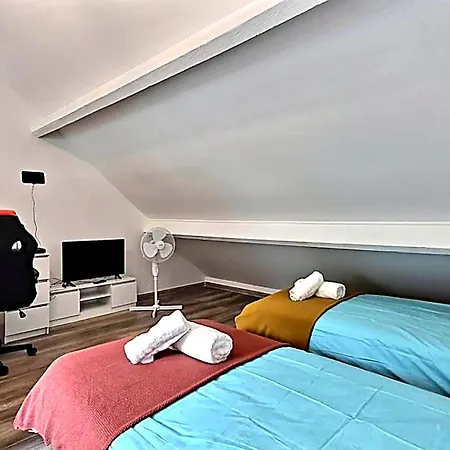 Full Modern House - Beautiful Garden - Private Parking Space - Paris & Disneyland Casa de férias Montfermeil