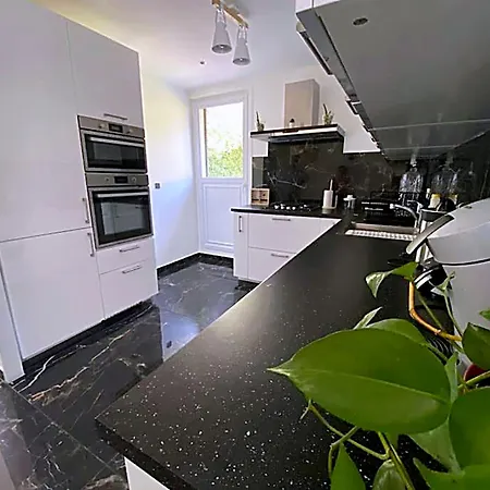Casa de férias Full Modern House - Beautiful Garden - Private Parking Space - Paris & Disneyland *