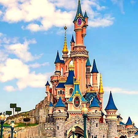 Semesterbostad Full Modern House - Beautiful Garden - Private Parking Space - Paris & Disneyland
